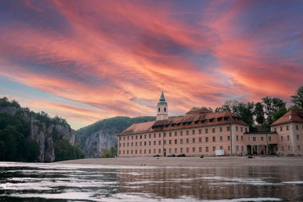 Kloster-Weltenburg-Donaudurchbruch-mit-Kloster_01