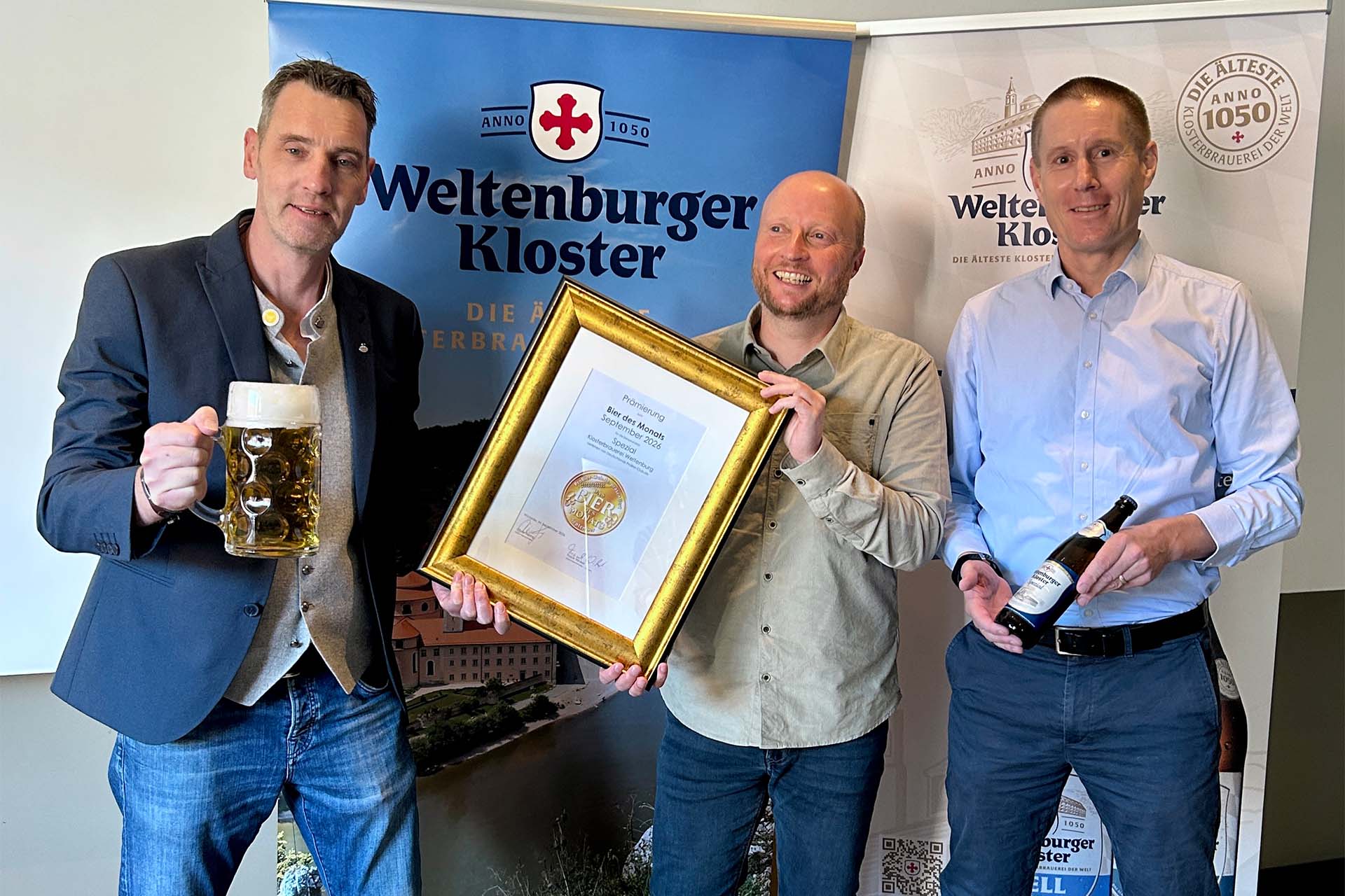 Prämierung des Weltenburger Spezial zum „Bier des Monats September 2026“. Von rechts: Till Hedrich, Geschäftsführer, Darko Zimmer, Betriebsleiter, und Oliver Hering vom ProBier-Club.